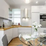 Apartman Z Jacuzzi Centrum Old Town Stare Historyczna Kamienica Umiejscowiona W Zabytkowej Czesci Warszawy Obok Parku Multimedialnego I Barbakanu Parking 24h Sniadanie Opcjonaln Breakfast Optional Check In From 14 Pm Parter Ground Floo