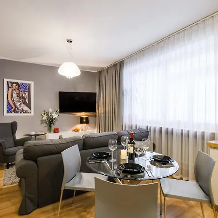 Z Jacuzzi Centrum Old Town Stare Historyczna Kamienica Umiejscowiona W Zabytkowej Czesci Warszawy Obok Parku Multimedialnego I Barbakanu Parking 24h Sniadanie Opcjonaln Breakfast Optional Check In From 14 Pm Parter Ground Floo アパート ワルシャワ