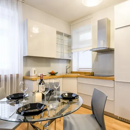 アパート Z Jacuzzi Centrum Old Town Stare Historyczna Kamienica Umiejscowiona W Zabytkowej Czesci Warszawy Obok Parku Multimedialnego I Barbakanu Parking 24h Sniadanie Opcjonaln Breakfast Optional Check In From 14 Pm Parter Ground Floo