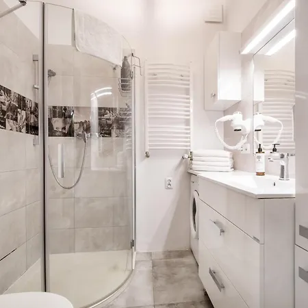 Appartement Z Jacuzzi Centrum Old Town Stare Historyczna Kamienica Umiejscowiona W Zabytkowej Czesci Warszawy Obok Parku Multimedialnego I Barbakanu Parking 24h Sniadanie Opcjonaln Breakfast Optional Check In From 14 Pm Parter Ground Floo Varsovie