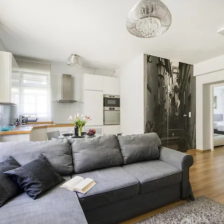 Z Jacuzzi Centrum Old Town Stare Historyczna Kamienica Umiejscowiona W Zabytkowej Czesci Warszawy Obok Parku Multimedialnego I Barbakanu Parking 24h Sniadanie Opcjonaln Breakfast Optional Check In From 14 Pm Parter Ground Floo Varsovie