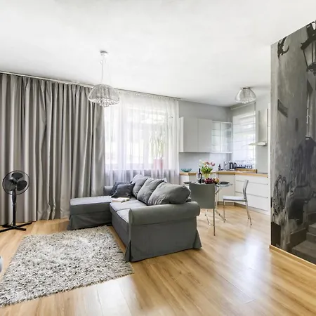 Z Jacuzzi Centrum Old Town Stare Historyczna Kamienica Umiejscowiona W Zabytkowej Czesci Warszawy Obok Parku Multimedialnego I Barbakanu Parking 24h Sniadanie Opcjonaln Breakfast Optional Check In From 14 Pm Parter Ground Floo Appartement