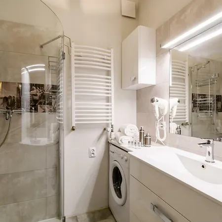 Z Jacuzzi Centrum Old Town Stare Historyczna Kamienica Umiejscowiona W Zabytkowej Czesci Warszawy Obok Parku Multimedialnego I Barbakanu Parking 24h Sniadanie Opcjonaln Breakfast Optional Check In From 14 Pm Parter Ground Floo Appartement