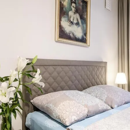 Centrum Old Town Stare Historyczna Kamienica Umiejscowiona W Zabytkowej Czesci Warszawy Obok Parku Multimedialnego I Barbakanu Parking 24h Sniadanie Opcjonaln Breakfast Optional Check In From 14 Pm Parter Ground Floor