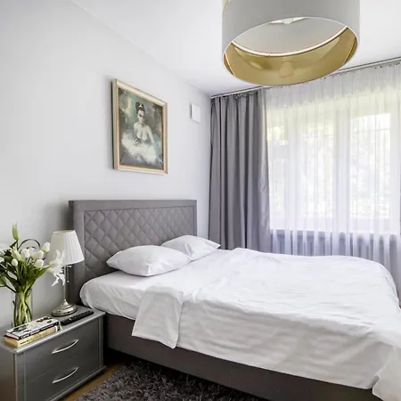 Lägenhet Z Jacuzzi Centrum Old Town Stare Historyczna Kamienica Umiejscowiona W Zabytkowej Czesci Warszawy Obok Parku Multimedialnego I Barbakanu Parking 24h Sniadanie Opcjonaln Breakfast Optional Check In From 14 Pm Parter Ground Floo